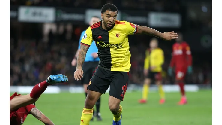 Troy Deeney dominando el balón frente al Liverpool