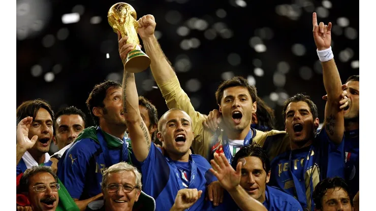 Fabio Cannavaro levantando el trofeo de campeón