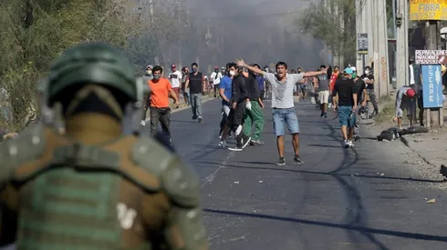 Vecinos se enfrentaron a Carabineros en manifestación por el hambre que está generando la cuarentena.
