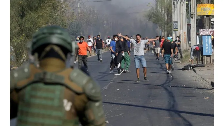Vecinos se enfrentaron a Carabineros en manifestación por el hambre que está generando la cuarentena.