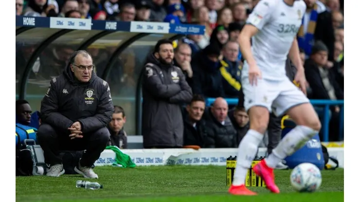 Marcelo Bielsa sorprendió al ser fotografiado respetando la distancia social por el coronavirus
