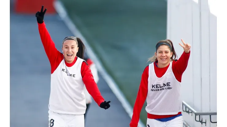 Las defensas de la Roja son destacadas en España