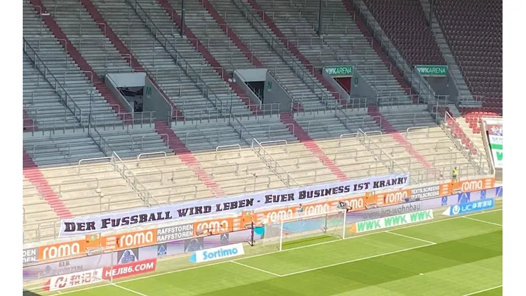 Cuelgan banderas en los estadios criticando el regreso de la Bundesliga.