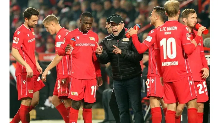 Técnico del Union Berlin no podrá dirigir ante el Bayern Múnich por ir al velorio de su suegro