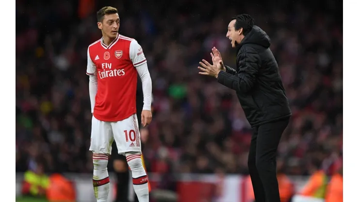 Emery junto a Özil en la Europa League