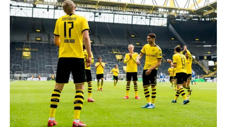 Borussia celebrando el gol de Haaland con distanciamiento y sin hinchas en las gradas.