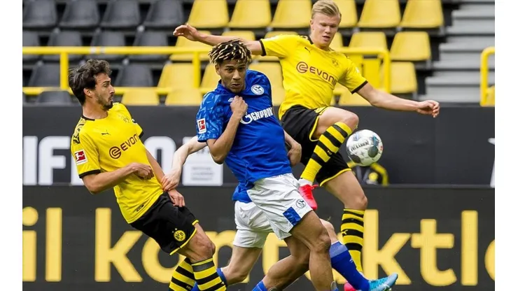 Haaland con Todibo disputando un balón.