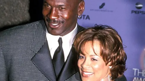 Juanita Vanoy junto a Michael Jordan en un evento