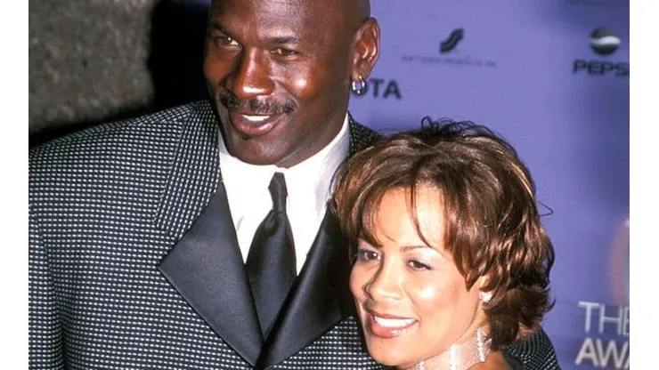 Juanita Vanoy junto a Michael Jordan en un evento