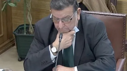 El senador Rabindranath Quinteros estuvo en una sesión completa tosiendo y usando mal la mascarilla.