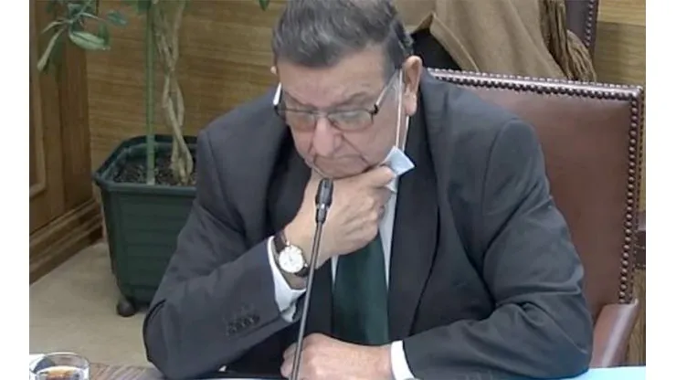 El senador Rabindranath Quinteros estuvo en una sesión completa tosiendo y usando mal la mascarilla.