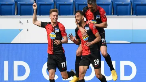 Futbolista de Hertha Berlín no cumplieron con el protocolo de no tocarse para festejar un gol.