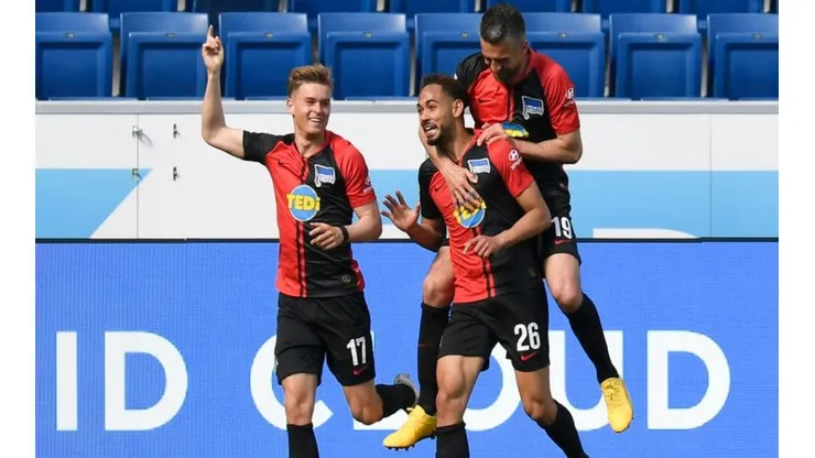 Futbolista de Hertha Berlín no cumplieron con el protocolo de no tocarse para festejar un gol.