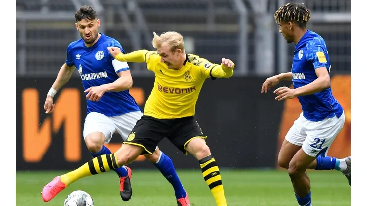 Erling Haaland disputa el balón con Daniel Caligiuri y Jean-Clair Todibo