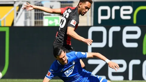 Matheus Cunha luchando el balón