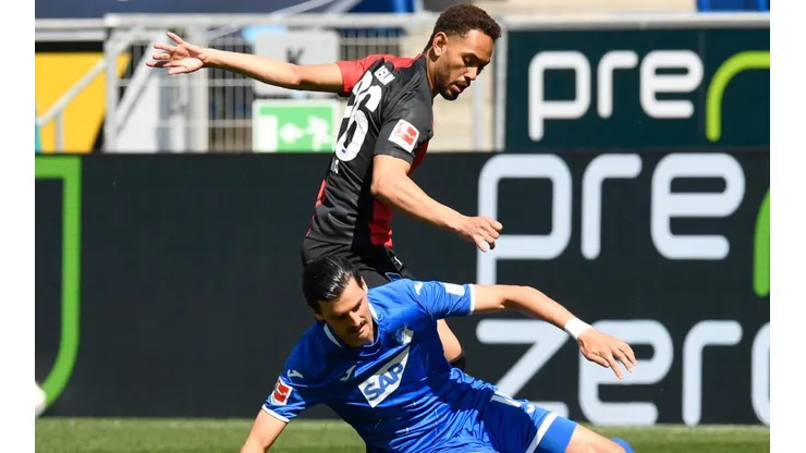 Matheus Cunha luchando el balón