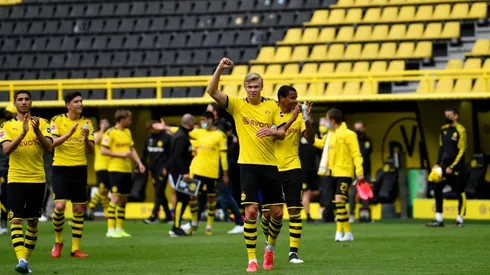 Los jugadors del Dortmund despidiéndose de la galería vacía