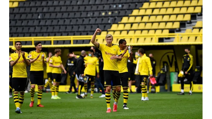 Los jugadors del Dortmund despidiéndose de la galería vacía