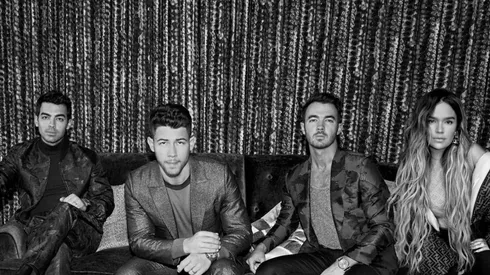 Jonas Brothers junto a la colombiana Karol G.