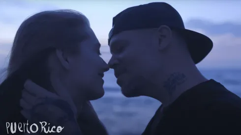 Residente y su pareja, Kasia Marciniak, dan el primer beso en el nuevo clip del artista.