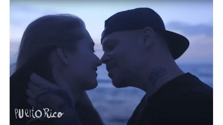 Residente y su pareja, Kasia Marciniak, dan el primer beso en el nuevo clip del artista.