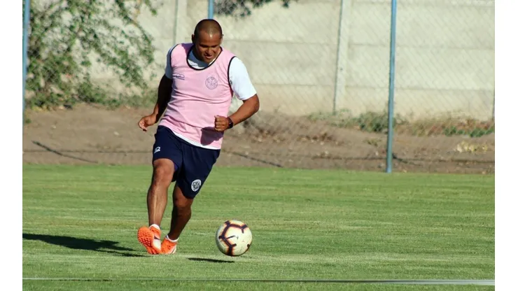 Así entrenaba el Chupete Suazo en Santa Cruz: el delantero tiene 39 años