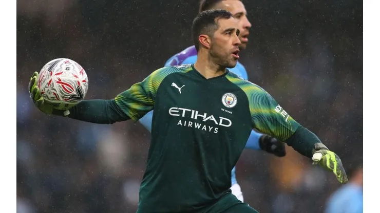 Manchester City catalogó de "héroe" a Claudio Bravo