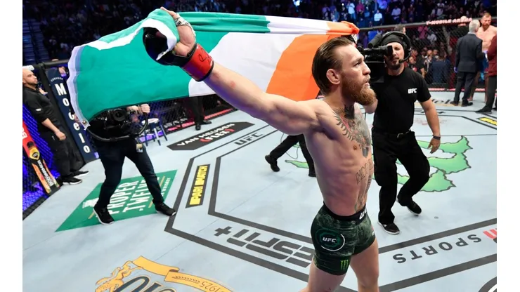 Conor McGregor sale a repartir insumos médicos para combatir al Covid-19