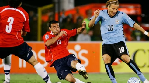 Forlán con el balón ante la marca de Cereceda y Waldo Ponce