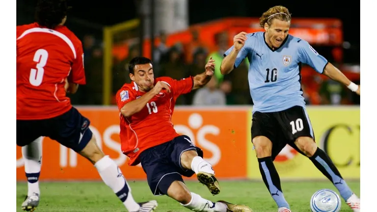 Forlán con el balón ante la marca de Cereceda y Waldo Ponce