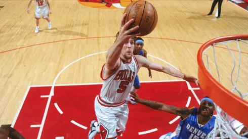 Nocioni convirtiendo para los Bulls