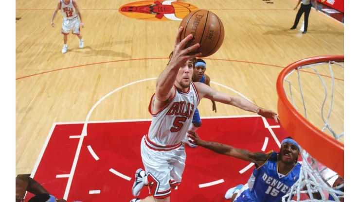 Nocioni convirtiendo para los Bulls