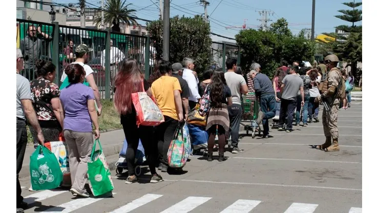 Se han reportado largas filas para ingresar a los supermercados producto de la cuarentena en Santiago.