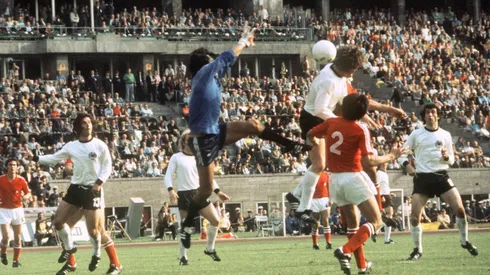La Roja enfrenta a los locales en un compromiso lleno de leyendas.