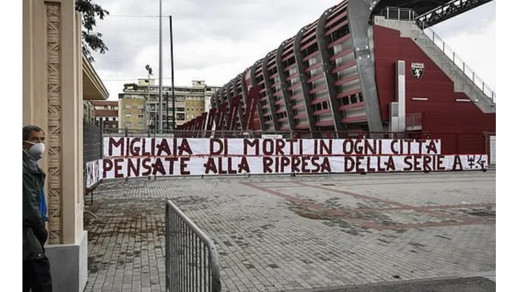 Tifosi del Torino en contra de la vuelta del fútbol