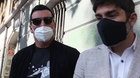 Paredes y Gamadiel García afuera de la Dirección del Trabajo.