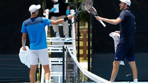 Hubert Hurkacz salundando a Opelka tras un partido en Estados Unidos