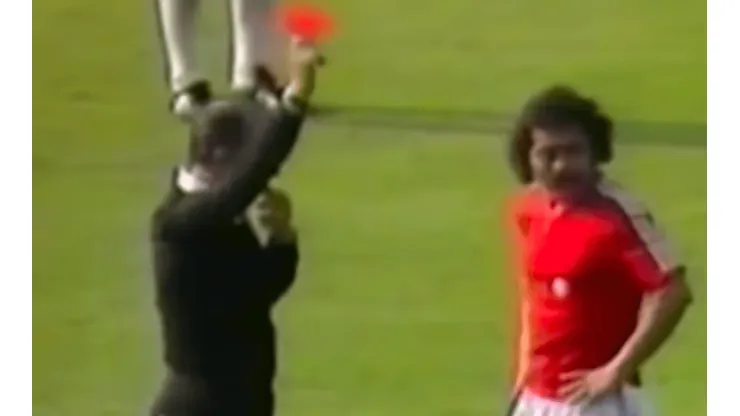 Carlos Caszely fue el primer jugador en recibir una tarjeta roja en un Mundial tras su falta en Alemania 1974