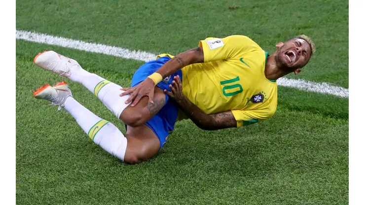 Neymar en el suelo.