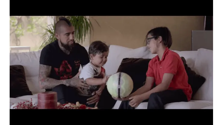 Arturo Vidal aparece en compañía de sus hijos en la serie de Barcelona en Netflix