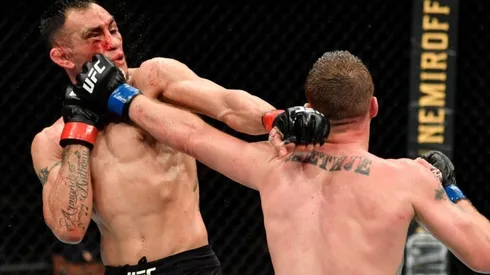 Tony Ferguson terminó con el rostro desfigurado tras caer ante Justin Gaethje