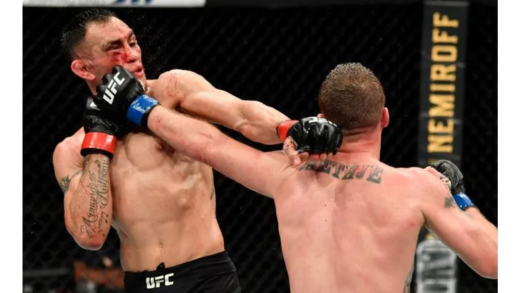 Tony Ferguson terminó con el rostro desfigurado tras caer ante Justin Gaethje