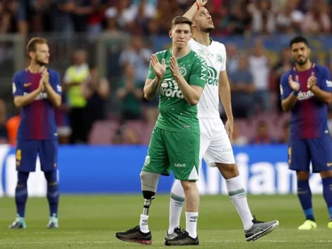 Sobreviviente del Chapecoense usa pierna ortopédica como balde de cabritas