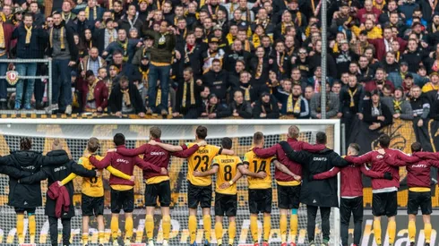 El equipo de Dynamo Dresde ante su numerosa hinchada