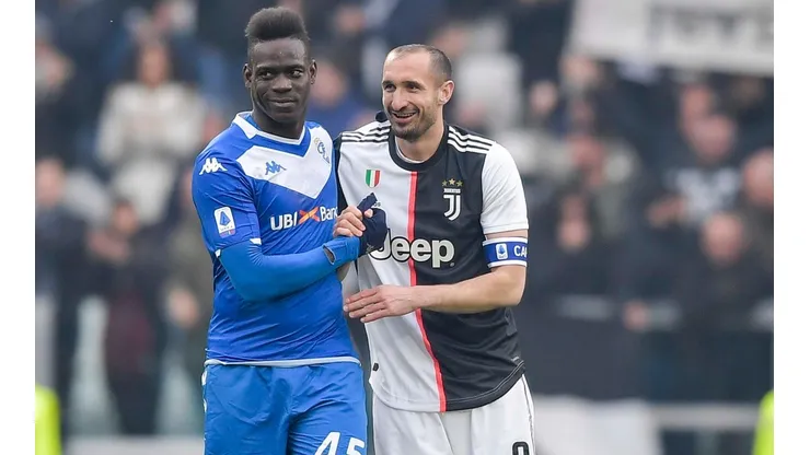 Balotelli enfrentando a Chiellini en la Serie A