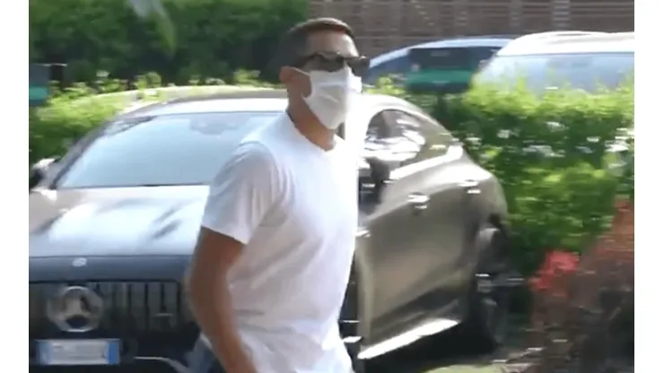 Alexis llega al Inter con mascarilla y lentes