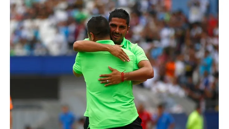 Miguel Riffo se abraza con Héctor Tapia en la banca de Colo Colo