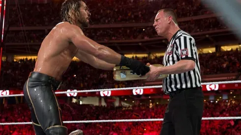 Seth Rollins cobra el maletín en WrestleMania