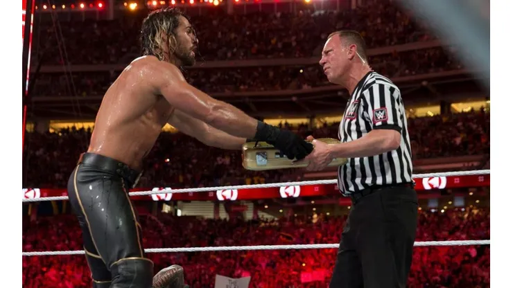 Seth Rollins cobra el maletín en WrestleMania