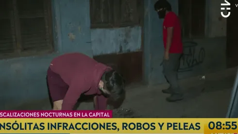 Los dos sujetos que fueron pillados por Chilevisión camino a un "carrete" durante el Estado de Excepción.